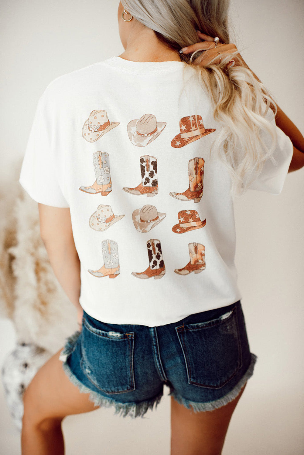 Camiseta gráfica de dos caras con sombrero y botas de vaquero en color blanco