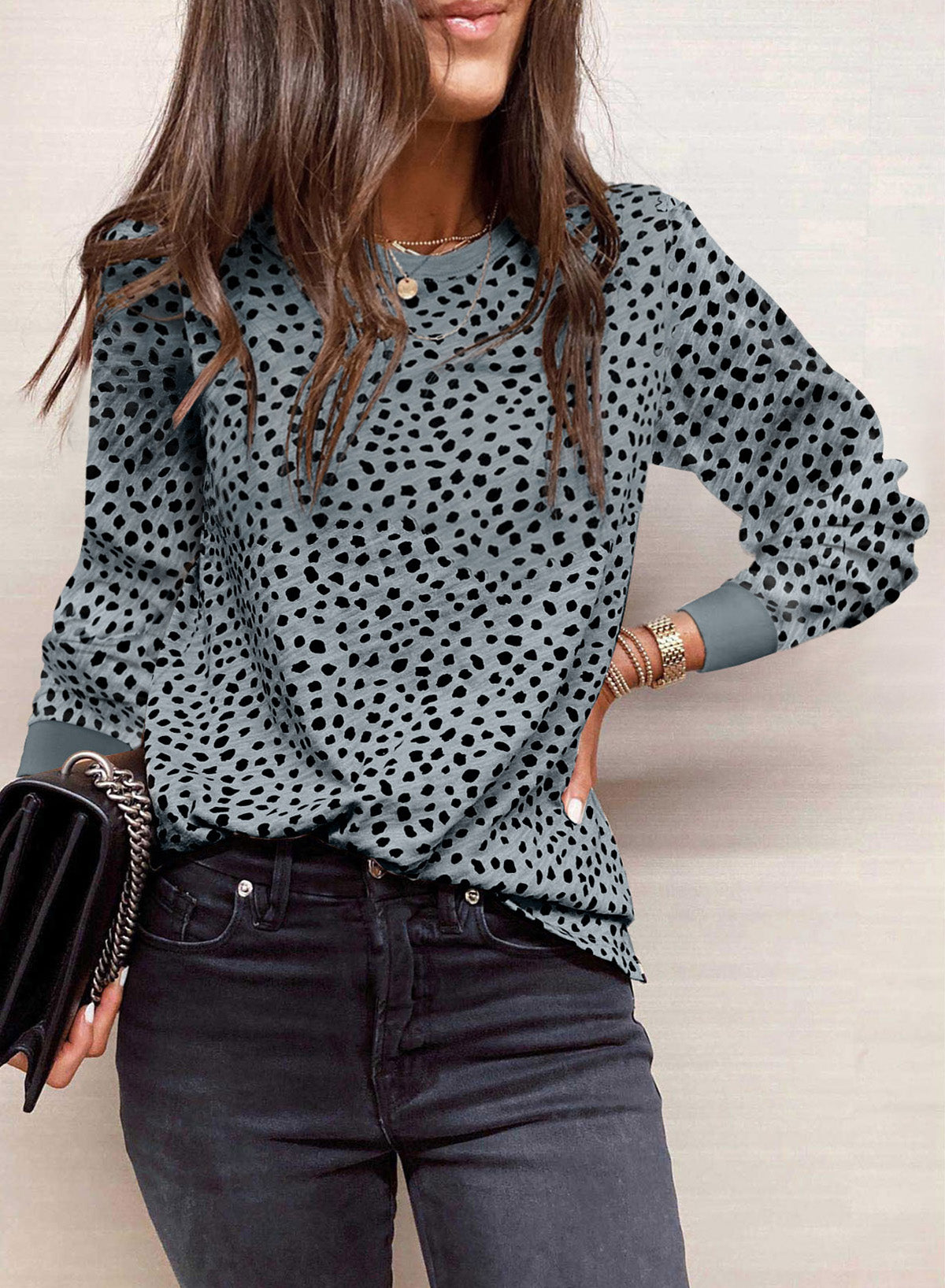 Blusa de manga larga con cuello redondo y estampado de lunares de animales en color gris