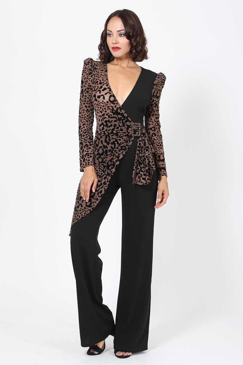 Mono de leopardo con detalle de hebilla y escote en V