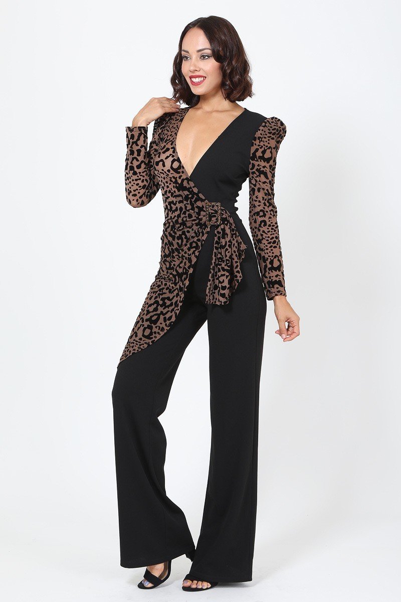 Mono de leopardo con detalle de hebilla y escote en V