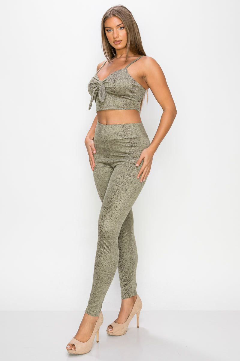 Conjunto de top y leggings con estampado de serpiente en relieve