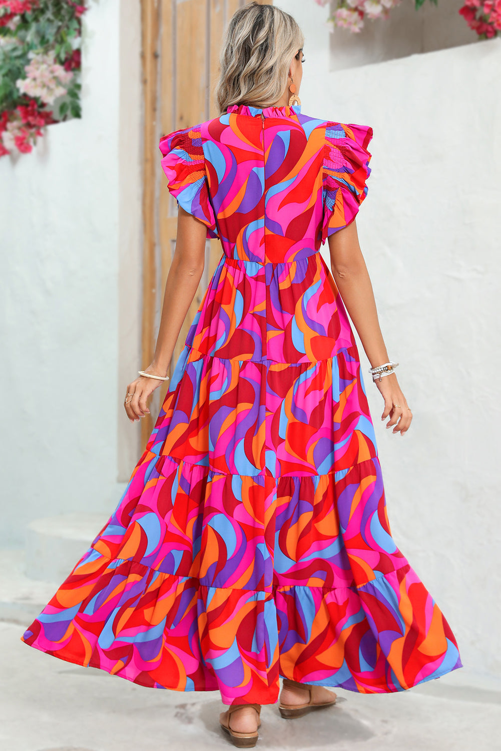 Vestido largo con volantes y cintura alta con estampado abstracto en color naranja