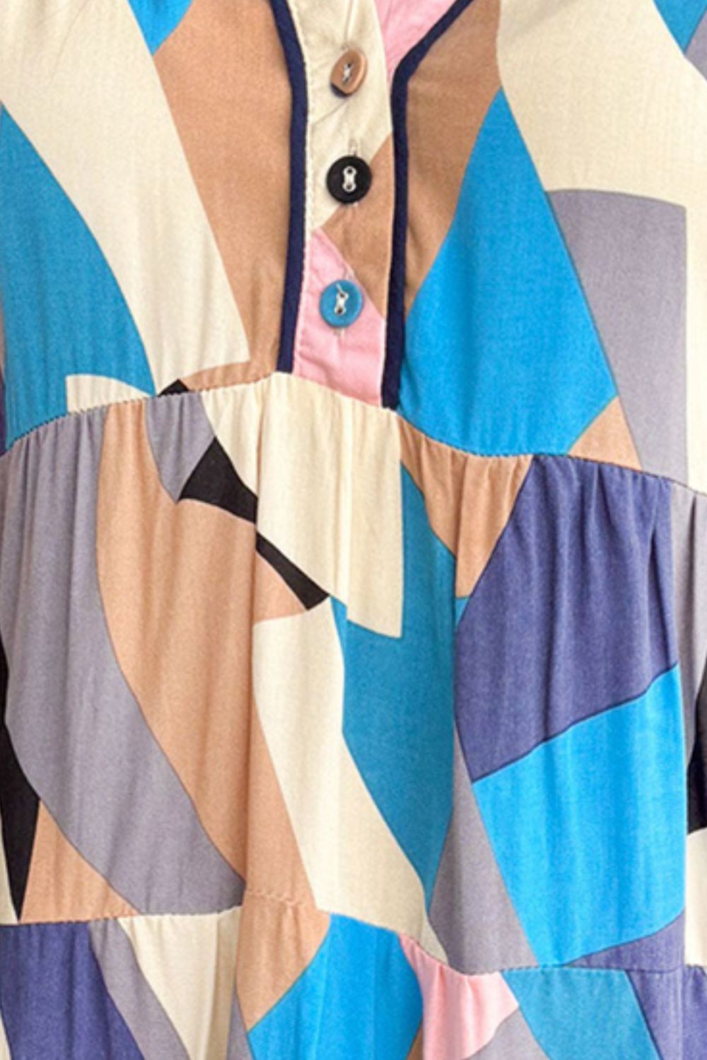Vestido mini con cuello con volantes y mangas cortas