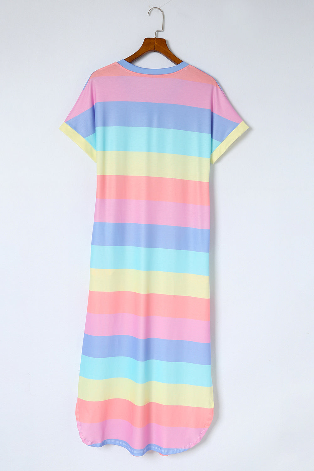 Vestido estilo camiseta con aberturas laterales, escote en V y bolsillos a rayas multicolor
