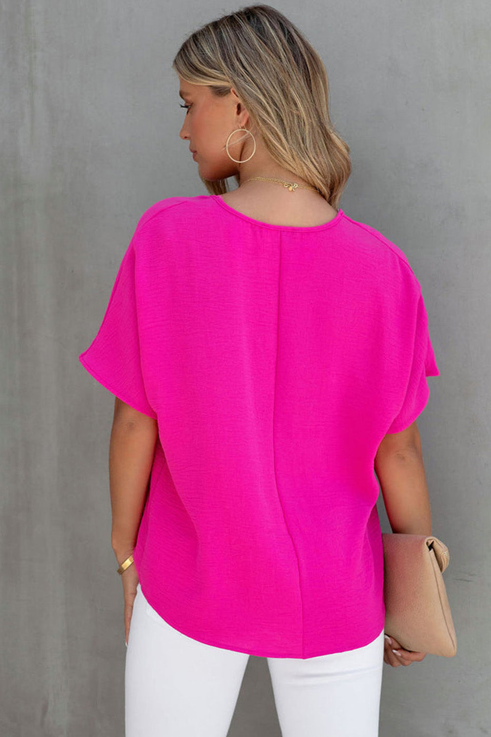 Blusa básica de color liso con escote en V y manga corta en rosa