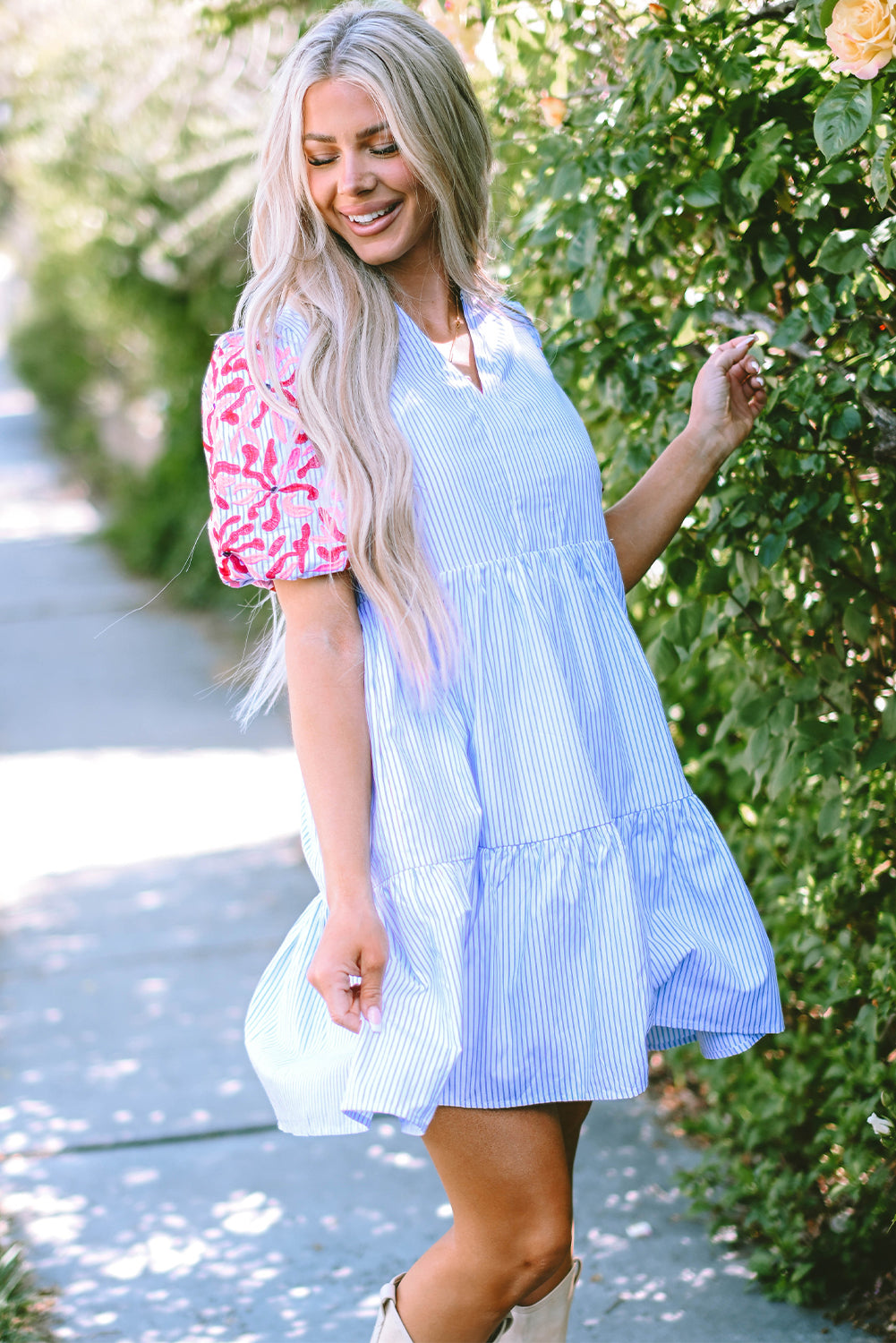 Vestido con volantes, mangas abullonadas y estampado floral de rayas en azul cielo