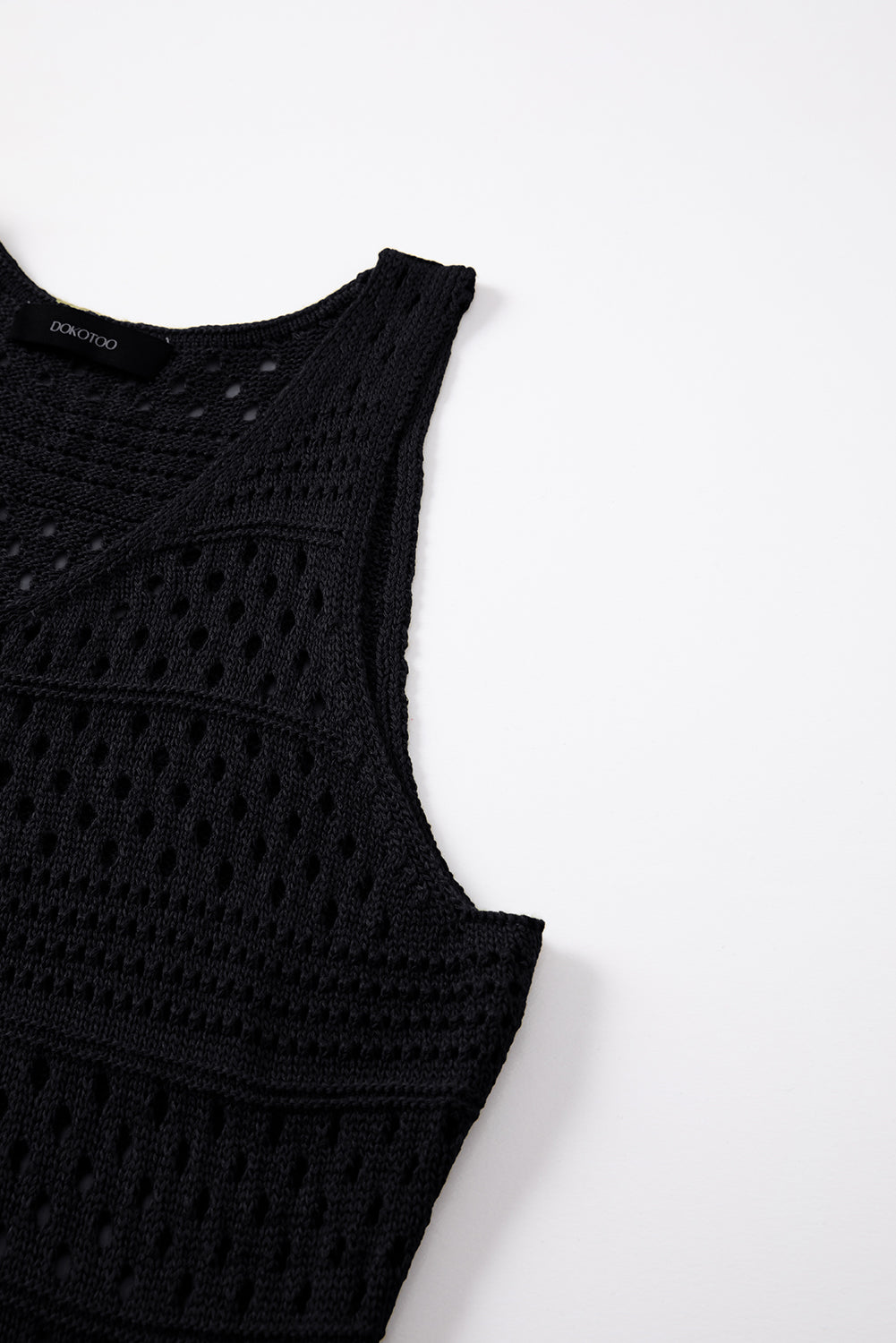 Vestido negro de crochet calado con aberturas