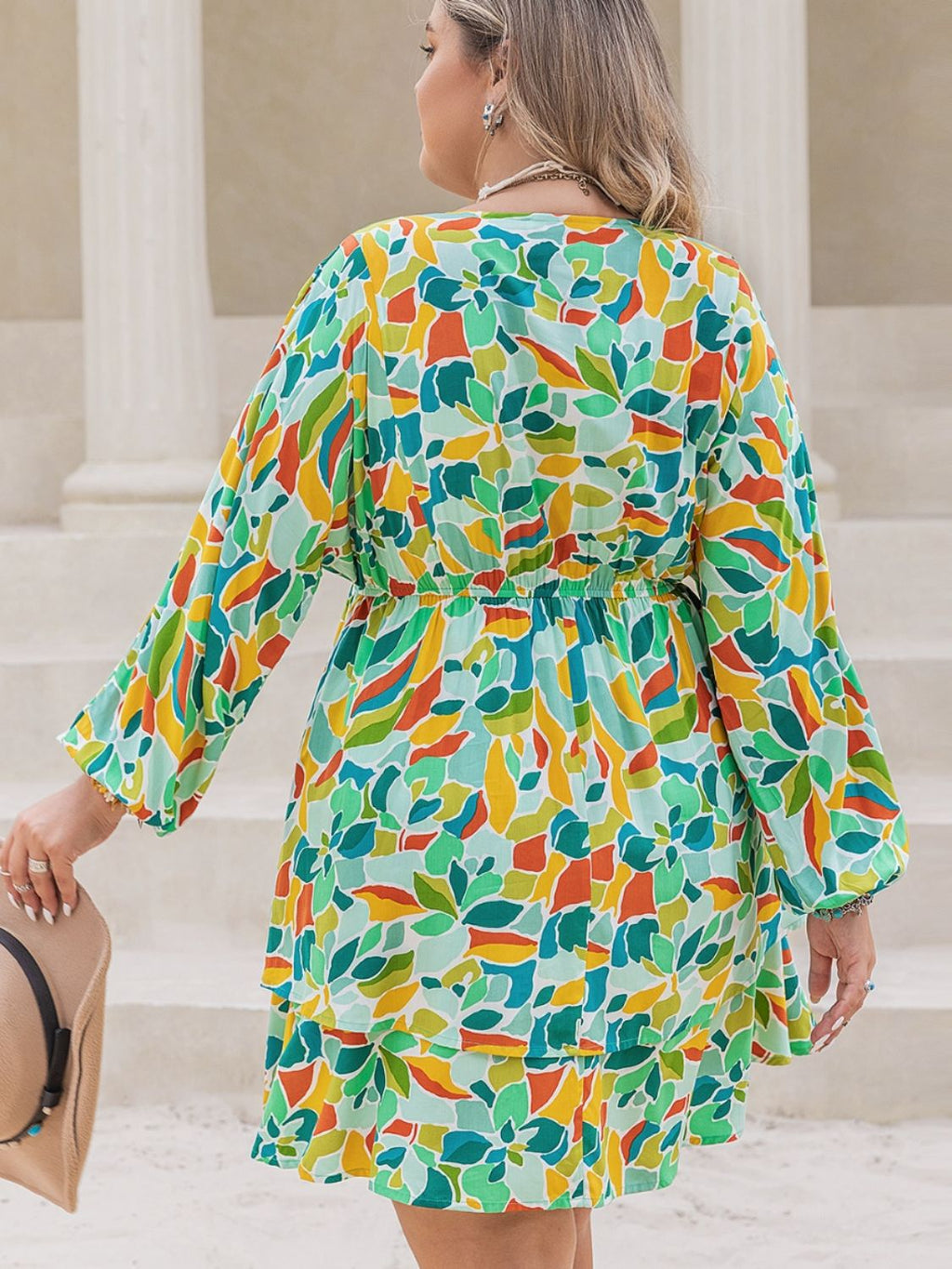 Vestido corto cruzado de manga larga con estampado de talla grande