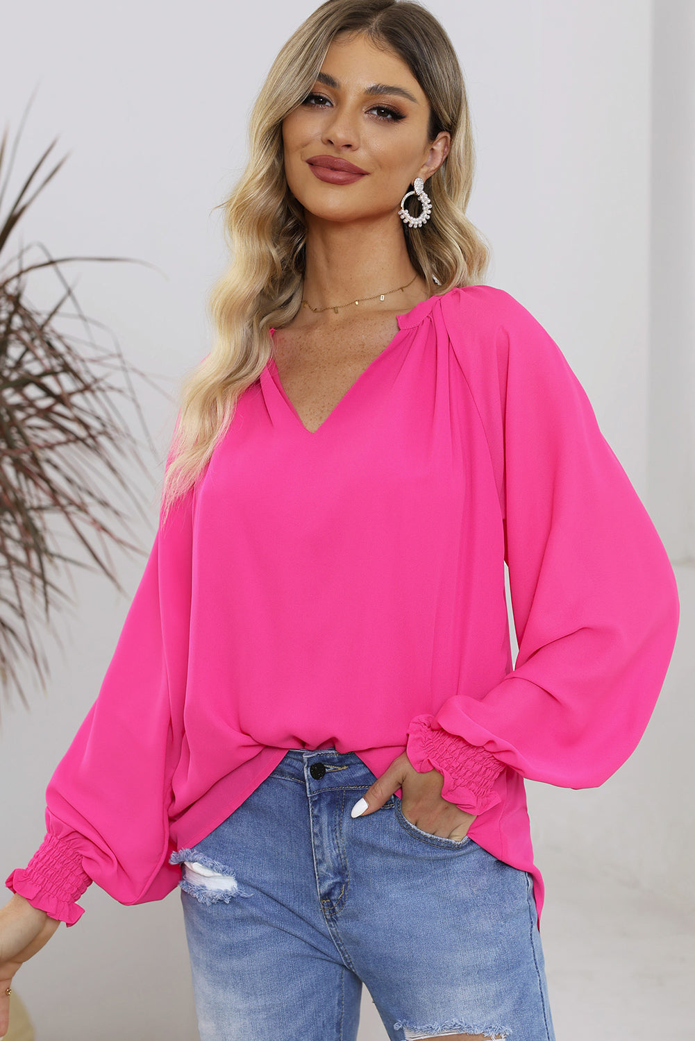 Blusa con escote en V, mangas abullonadas y plisada en rosa