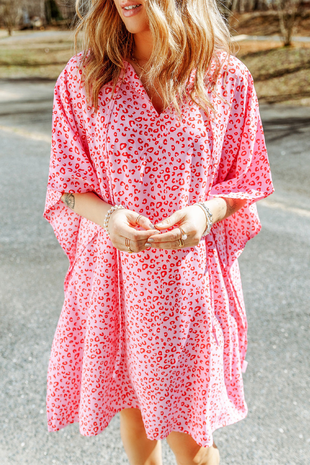 Vestido informal de manga corta con escote en forma de cerradura y estampado de leopardo de color caqui