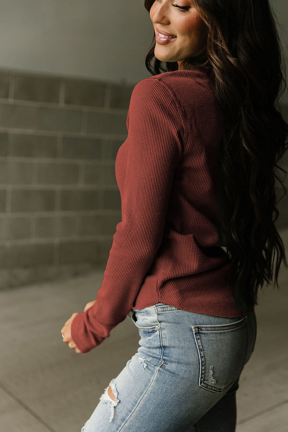 Camisa henley de manga larga con tejido gofre en color gris liso