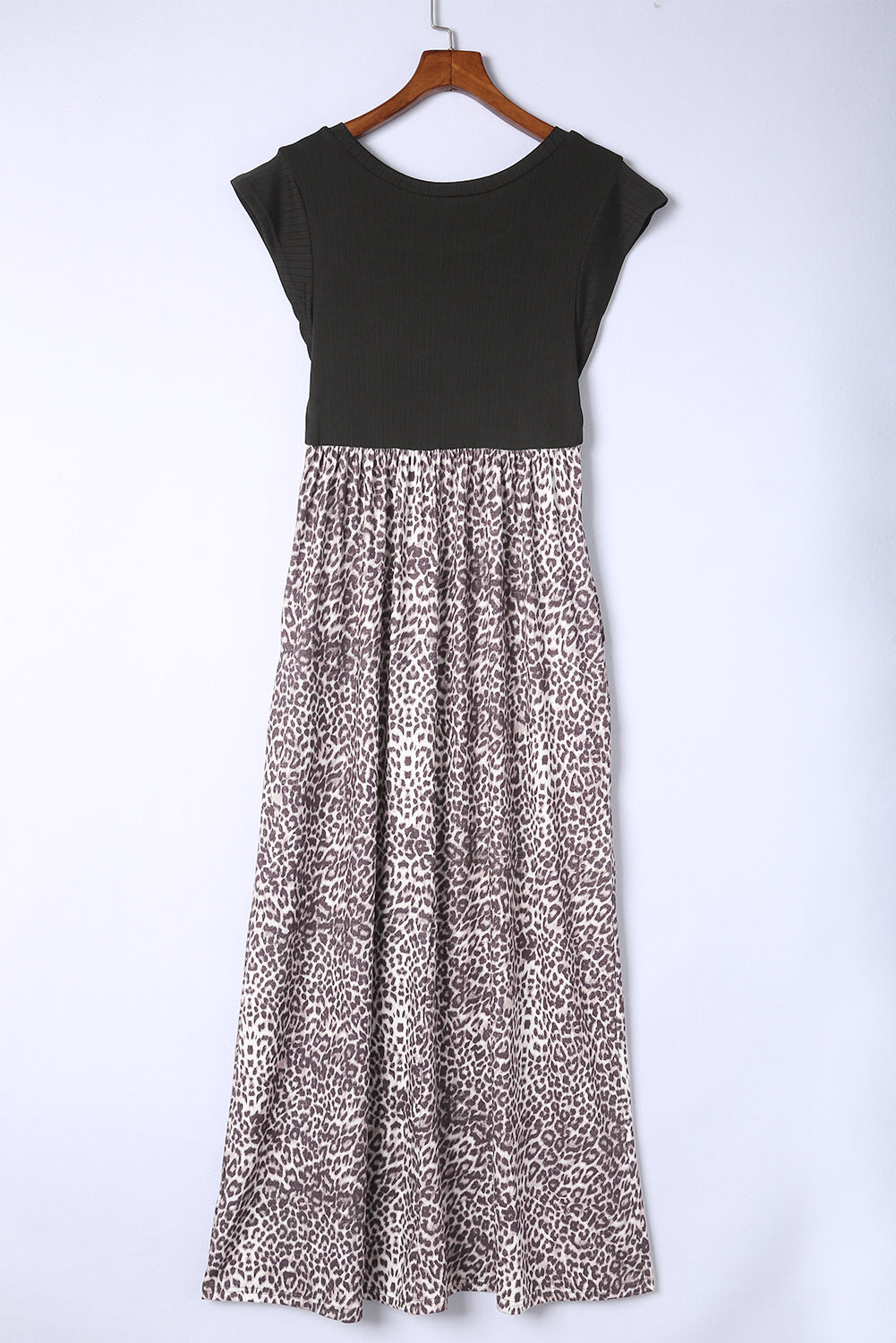 Vestido largo informal con bolsillos y mangas cortas y estampado de leopardo gris
