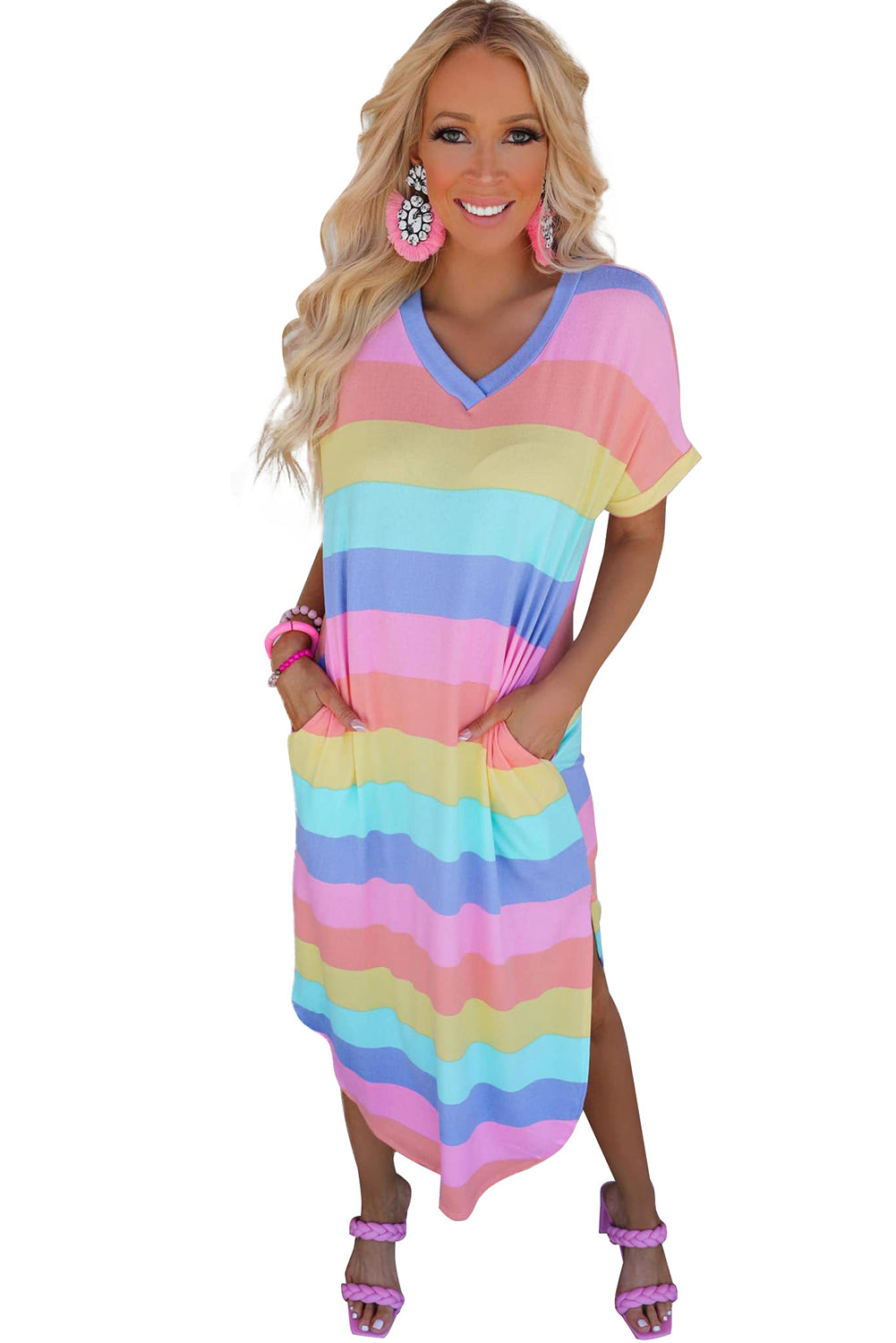 Vestido estilo camiseta con aberturas laterales, escote en V y bolsillos a rayas multicolor