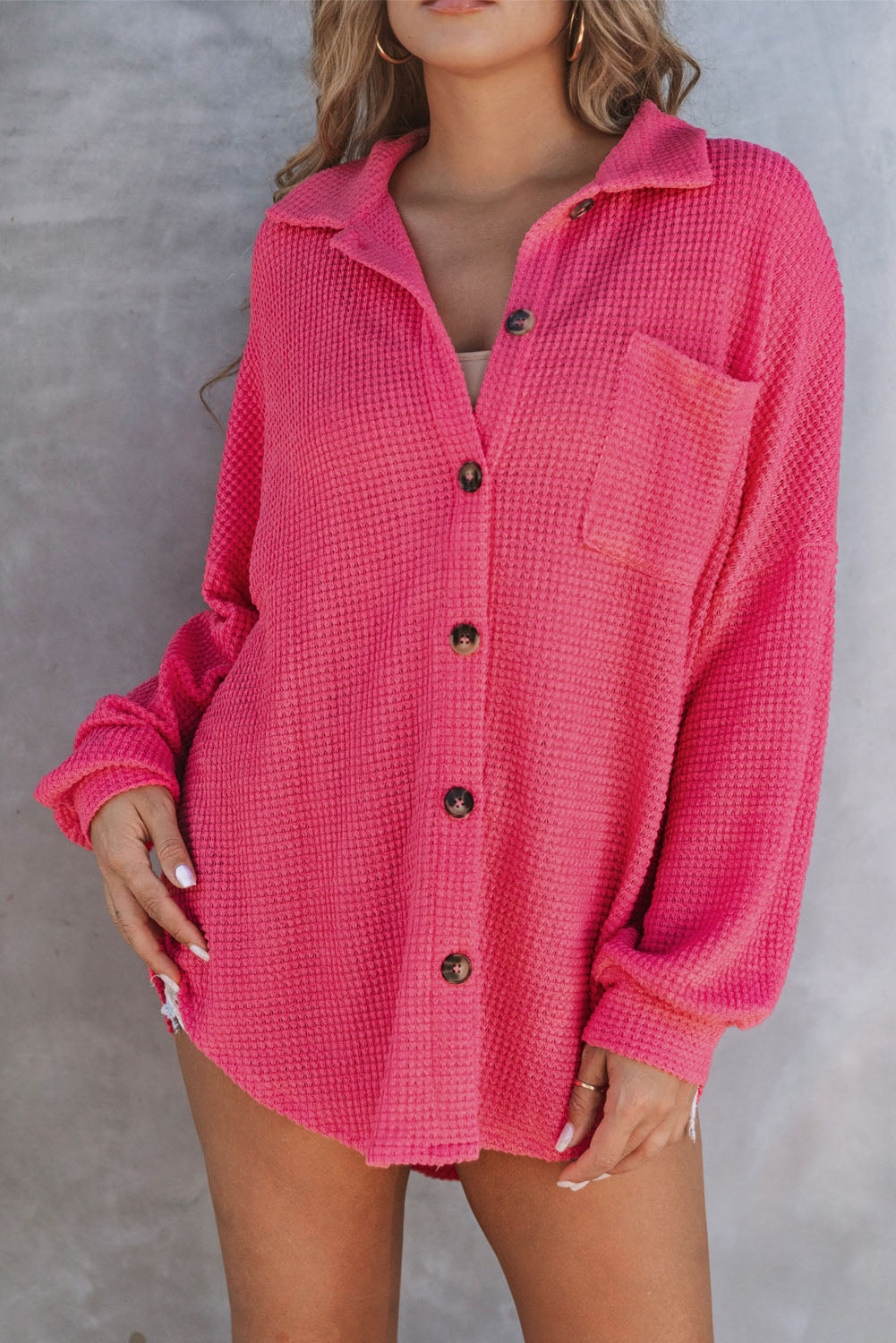 Blusa de punto gofre con botones en el frente y bolsillos de color rosa intenso