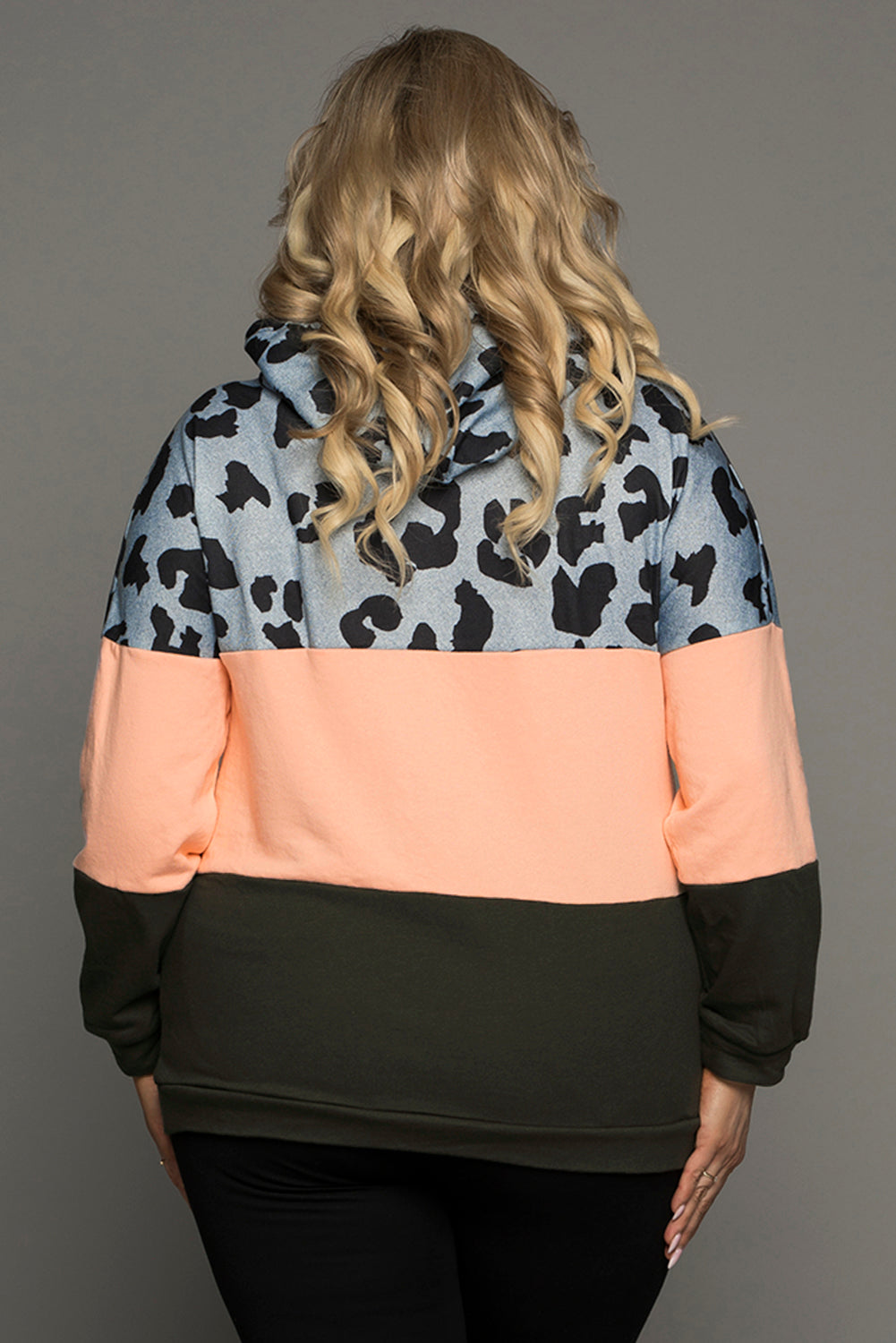 Sudadera con capucha y bolsillos en bloques de color con estampado de leopardo rosa en talla grande