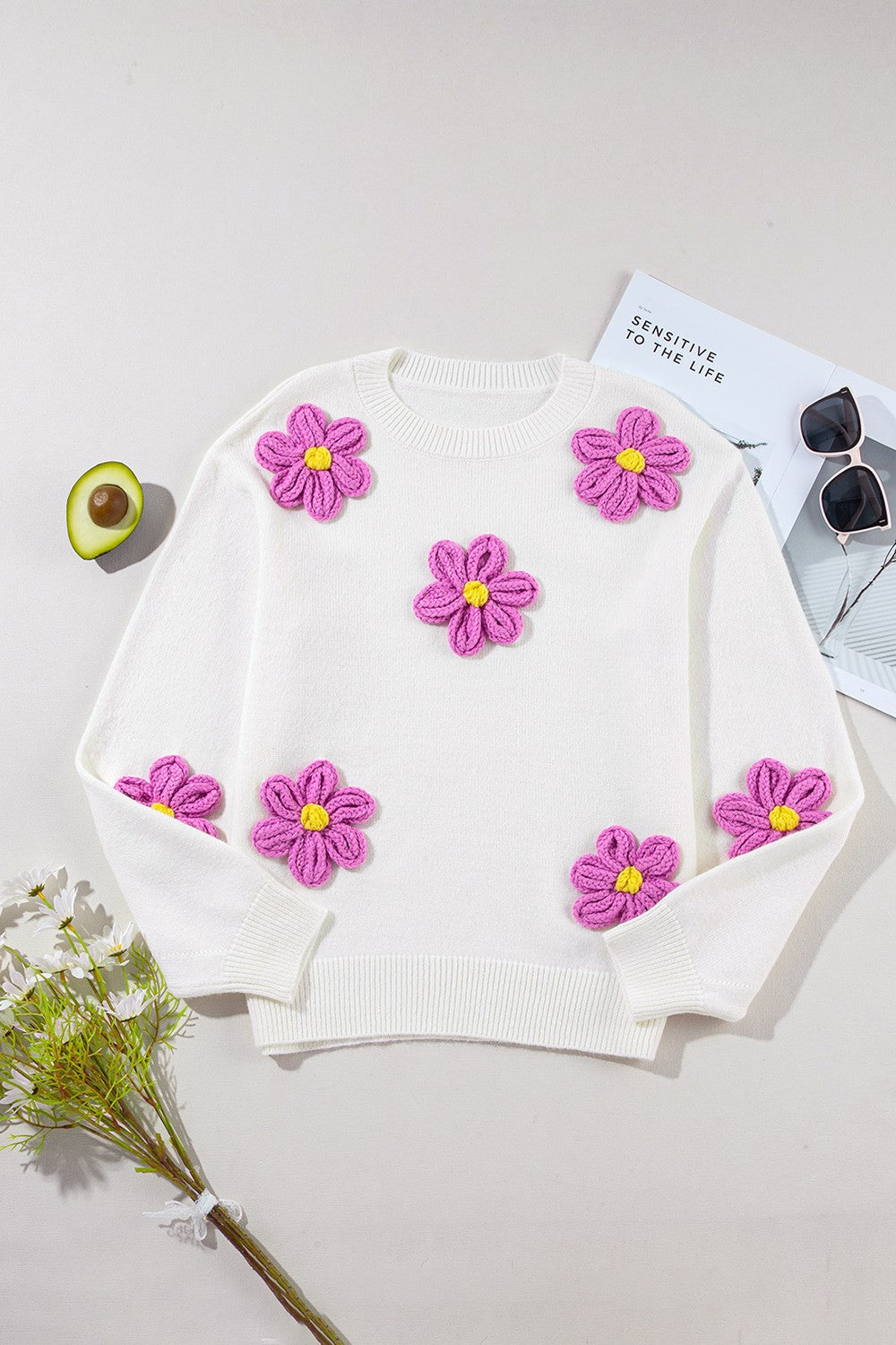 Suéter de manga larga con cuello redondo y flores de crochet