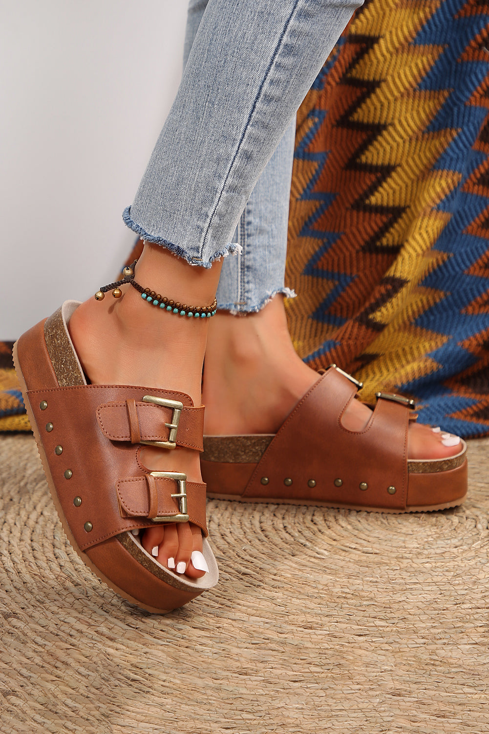 Sandalias de plataforma vintage con tachuelas y doble hebilla en color castaño
