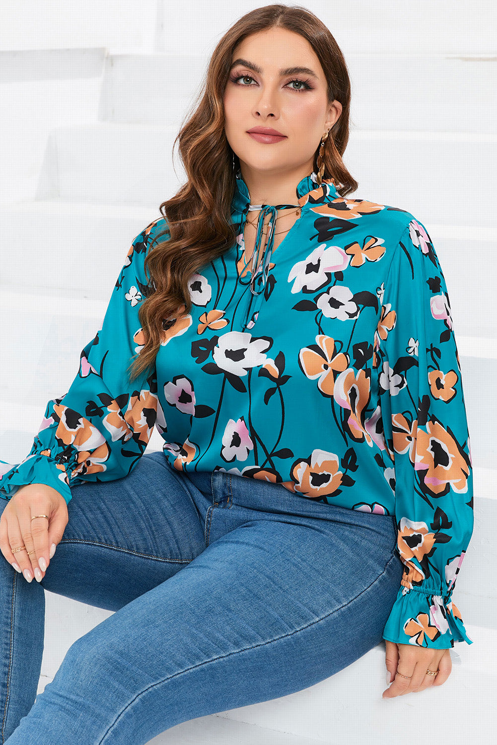 Blusa de talla grande con escote en V y estampado floral en azul cielo 