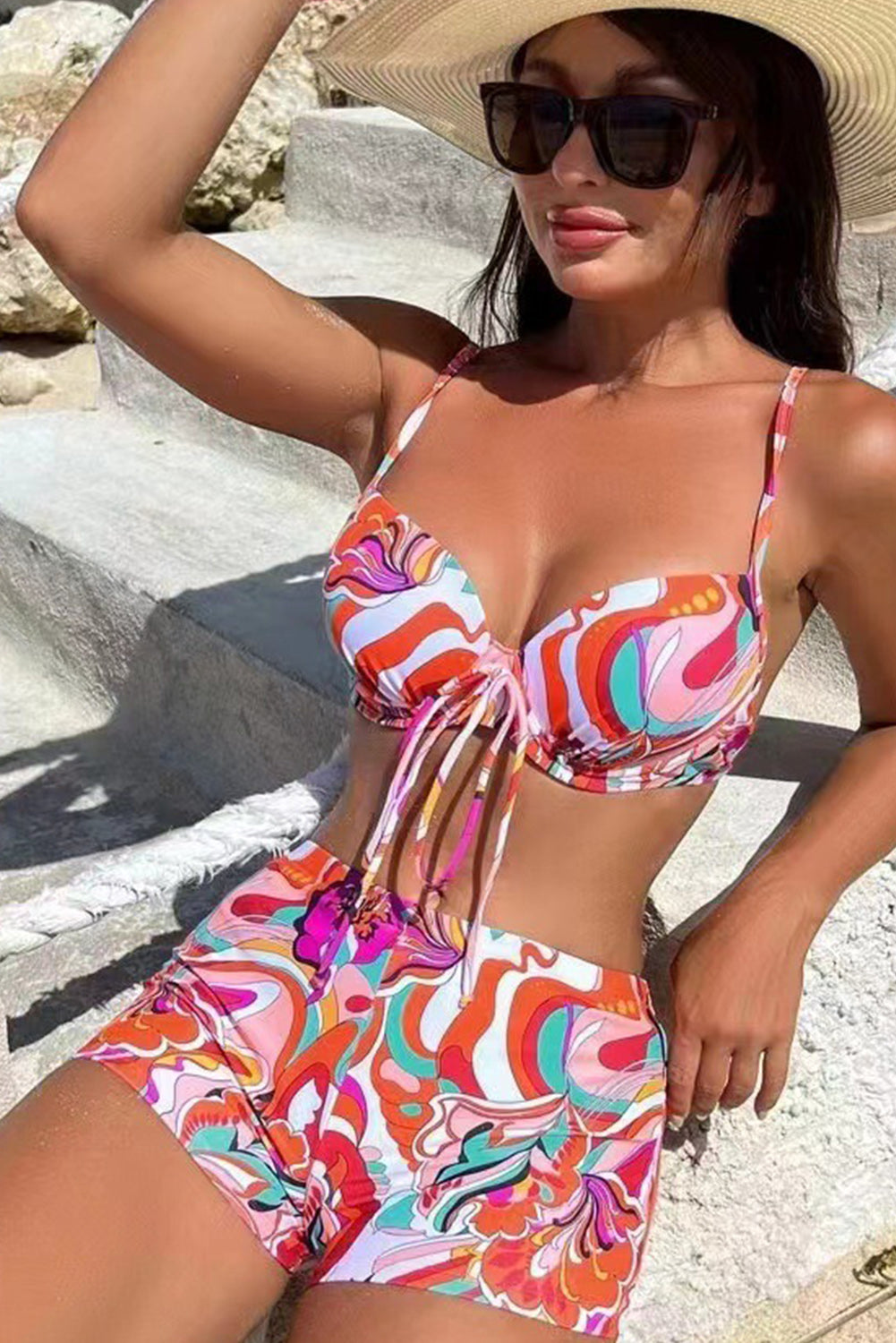 Conjunto de bikini con bralette y pantalones cortos con cordones y grafiti abstracto en color naranja