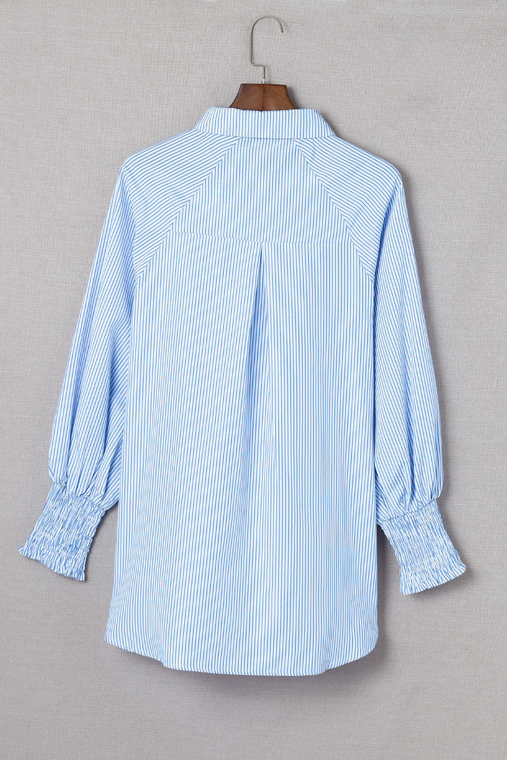 Camisa informal de rayas negras con puños fruncidos