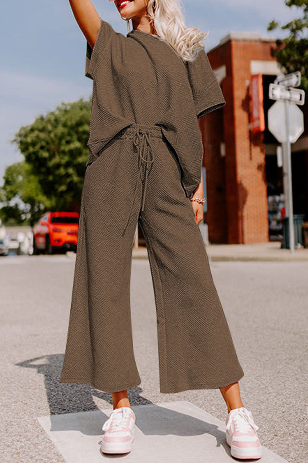 Conjunto de camiseta holgada con textura negra y pantalón con cordón