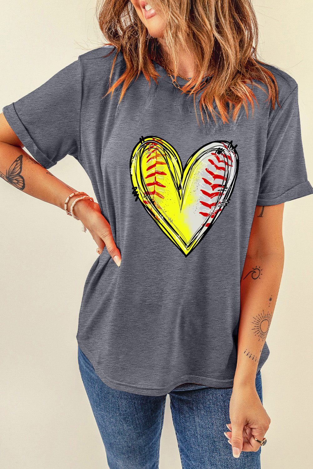 Camiseta de cuello redondo con estampado de corazón de béisbol gris