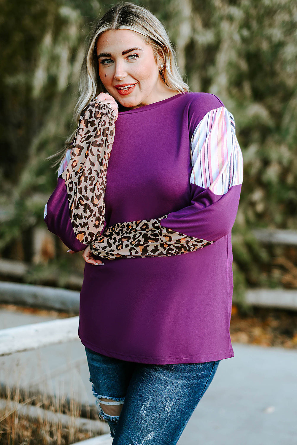 Blusa de talla grande con mangas a rayas de leopardo y bloques de color morado