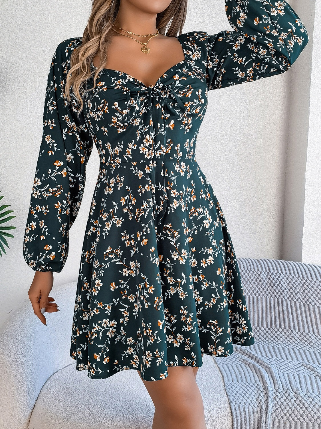 Vestido corto estampado con escote en forma de corazón y mangas abullonadas | S - XL | 3 COLORES