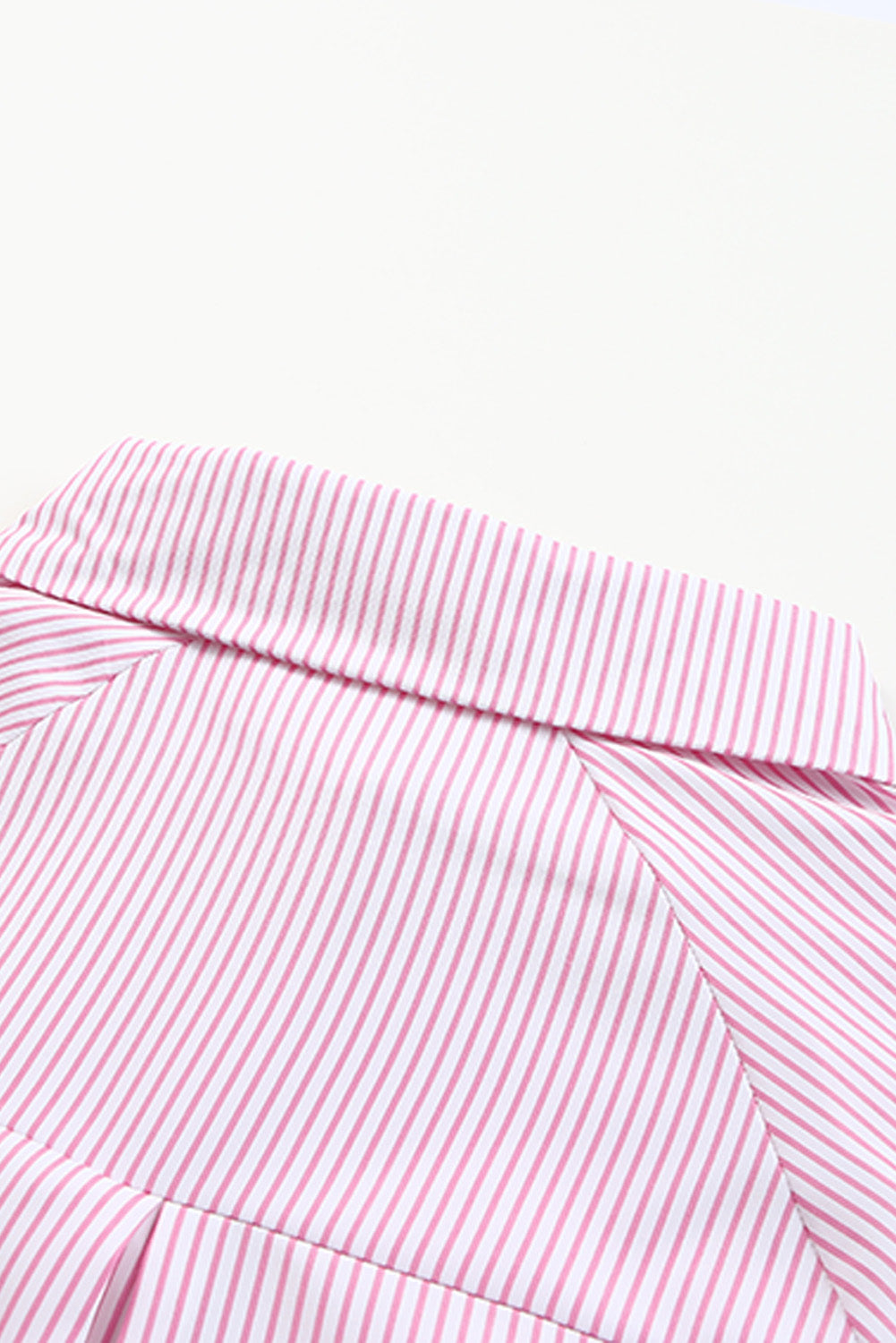 Camisa informal de rayas negras con puños fruncidos