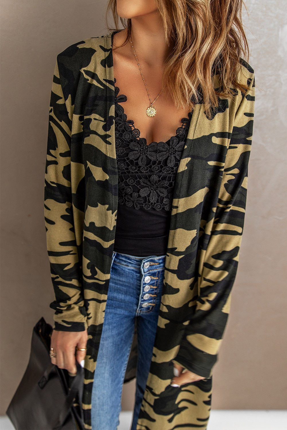 Cárdigan largo con estampado de camuflaje verde