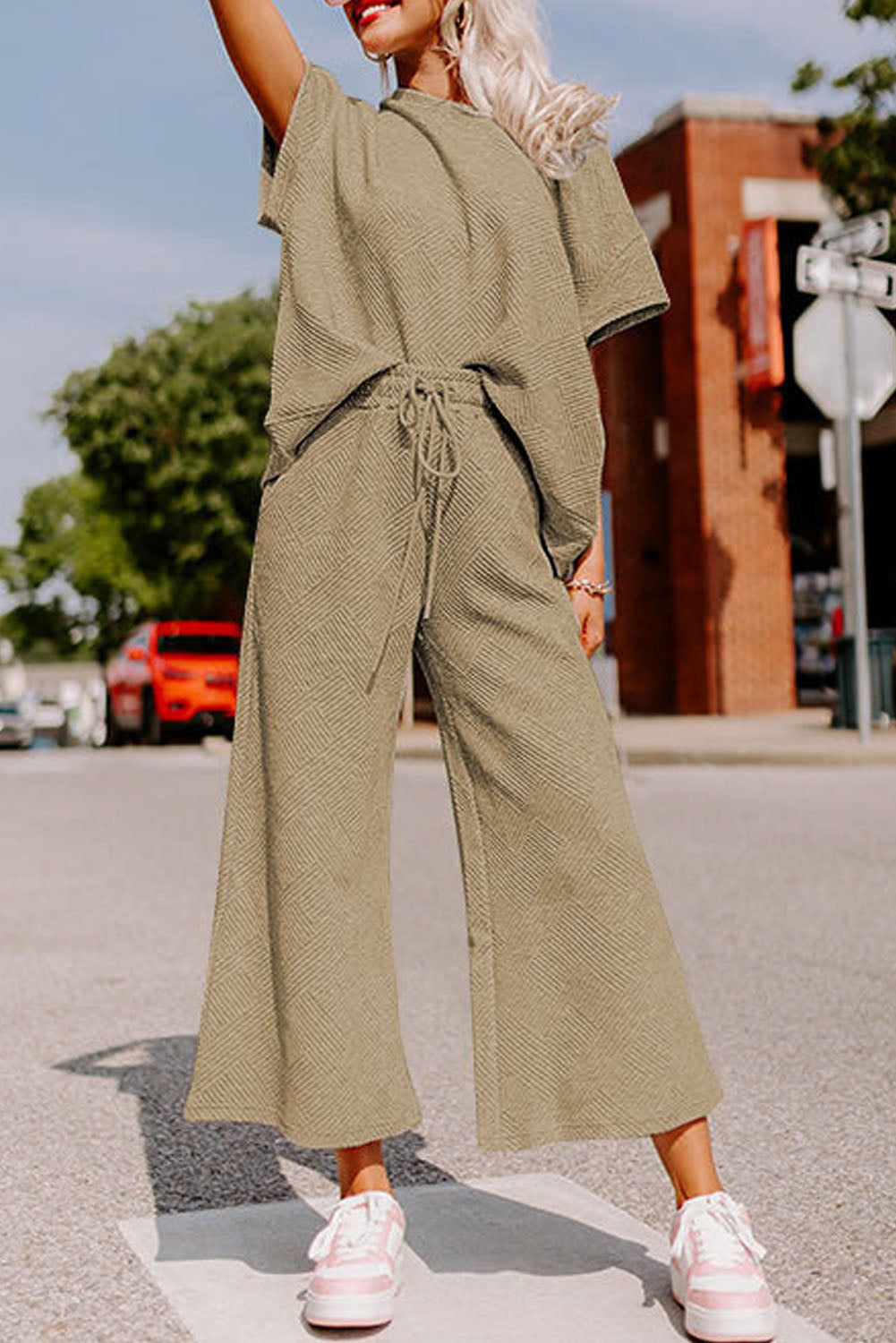 Conjunto de camiseta holgada con textura negra y pantalón con cordón