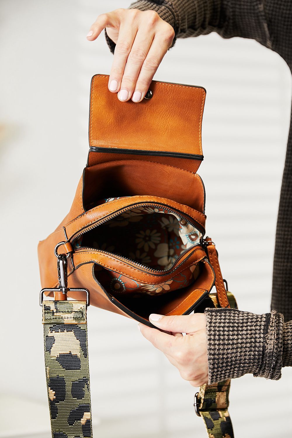 Bolso bandolera con correa ancha de piel sintética de SHOMICO