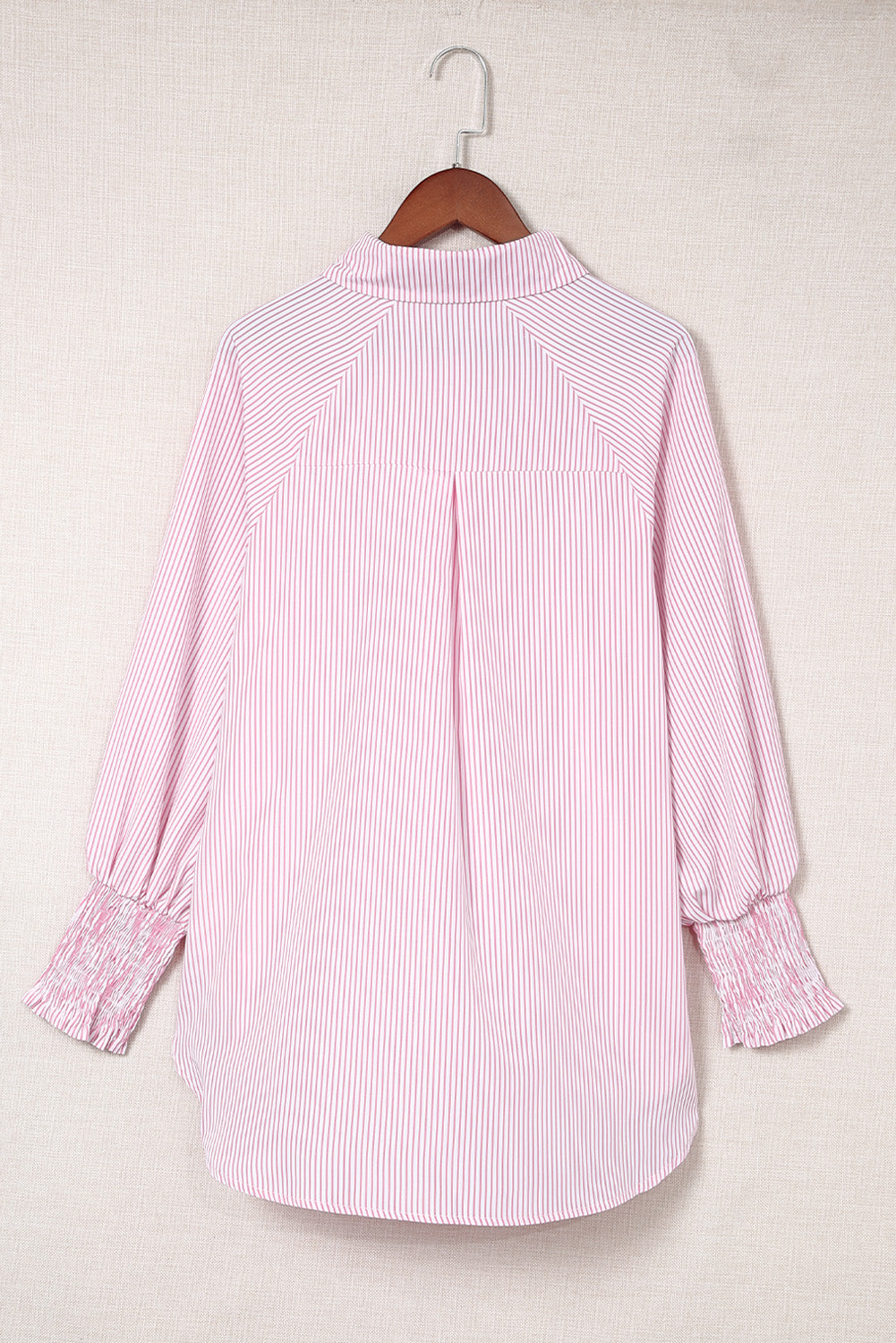 Camisa informal de rayas negras con puños fruncidos