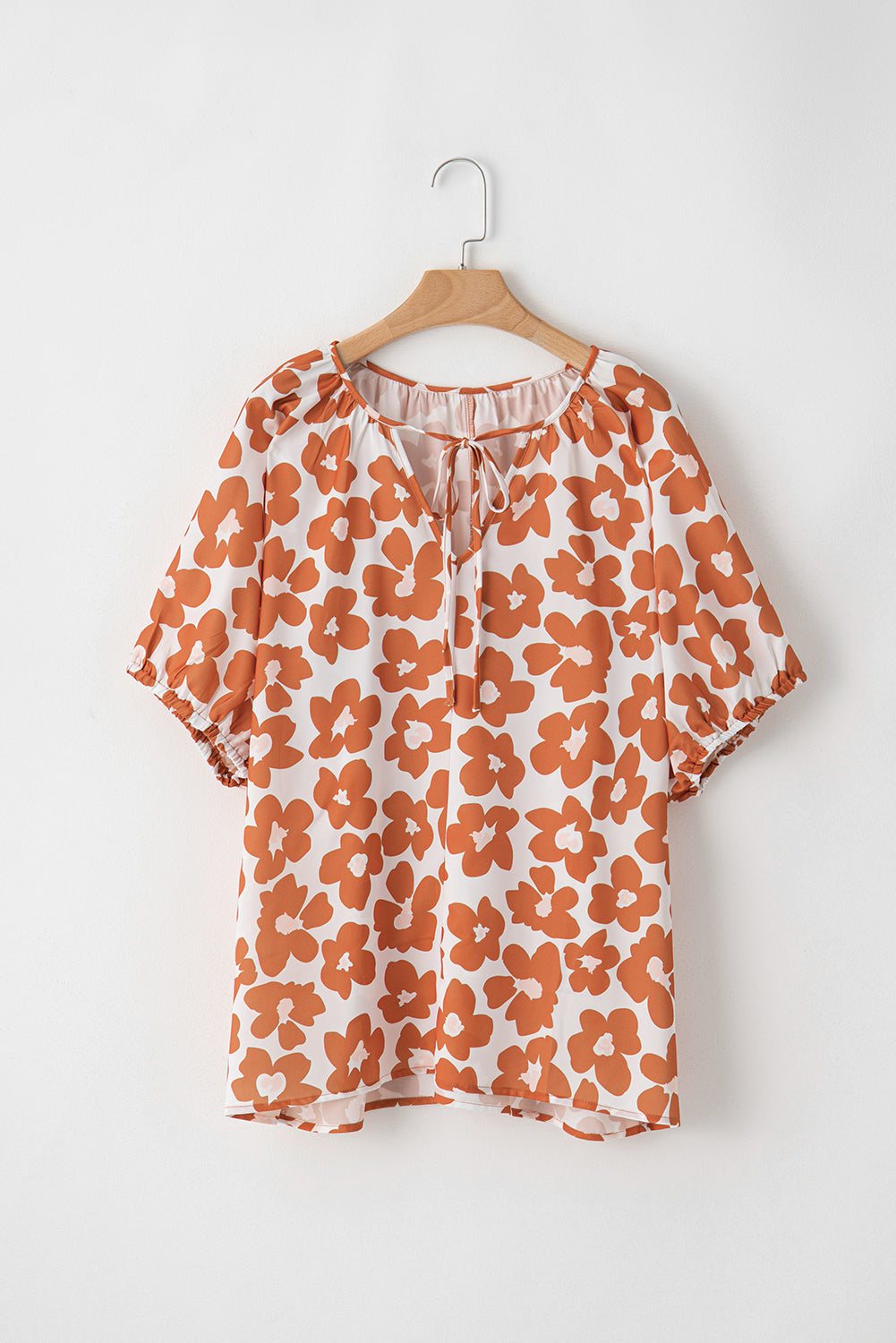 Blusa de manga corta con cuello en V, cordón y estampado floral en color naranja, talla grande