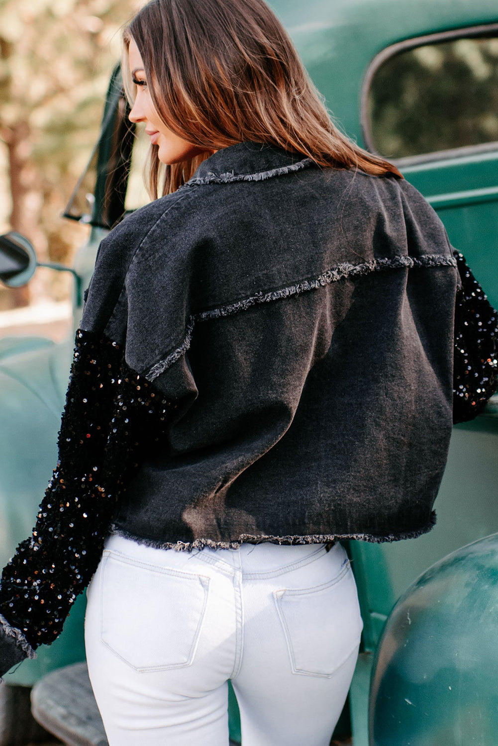 Chaqueta vaquera negra con dobladillo sin rematar y bolsillos con mangas de lentejuelas