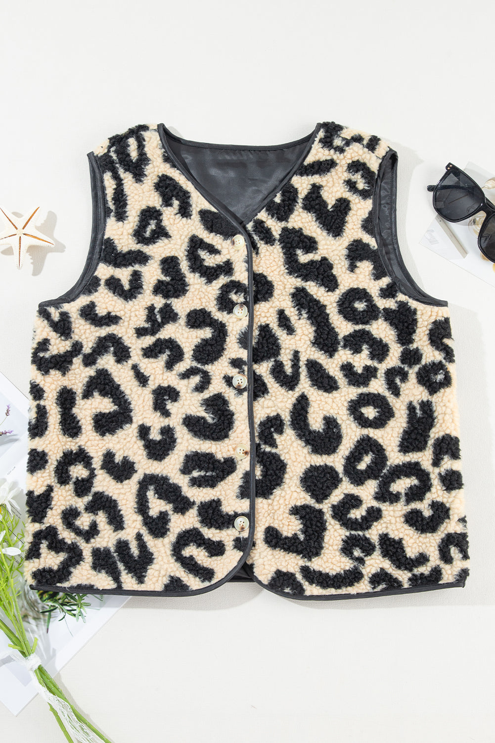 Chaleco con botones delanteros de sherpa y estampado de leopardo negro