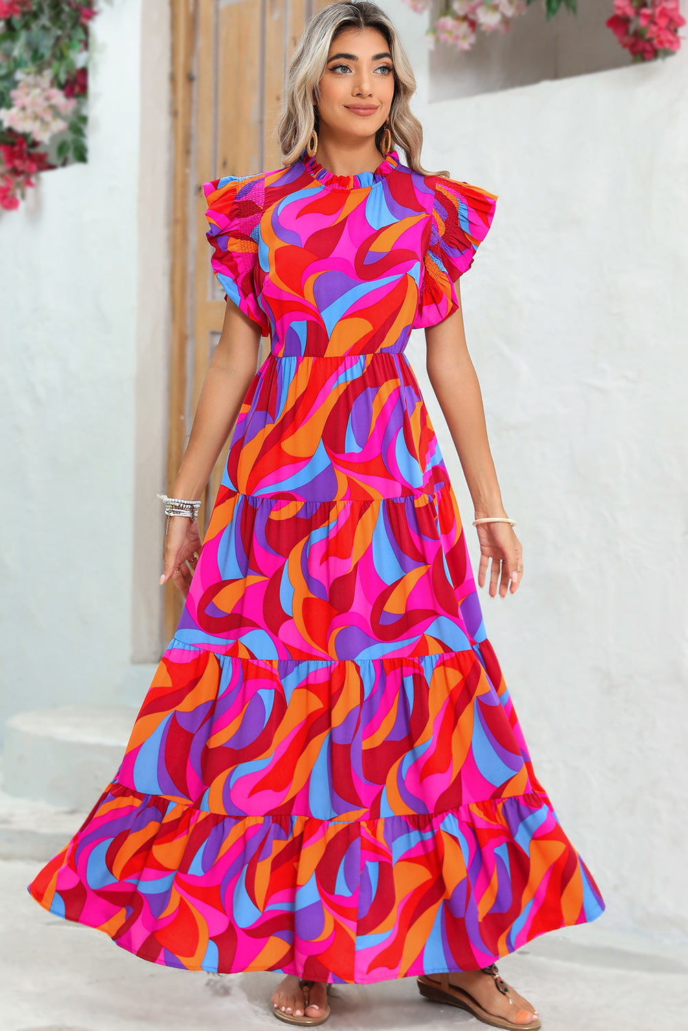 Vestido largo con volantes y cintura alta con estampado abstracto en color naranja