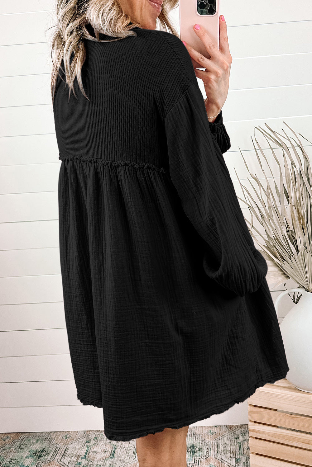 Vestido camisero con dobladillo sin rematar, mangas abullonadas y diseño de patchwork arrugado en color rosa