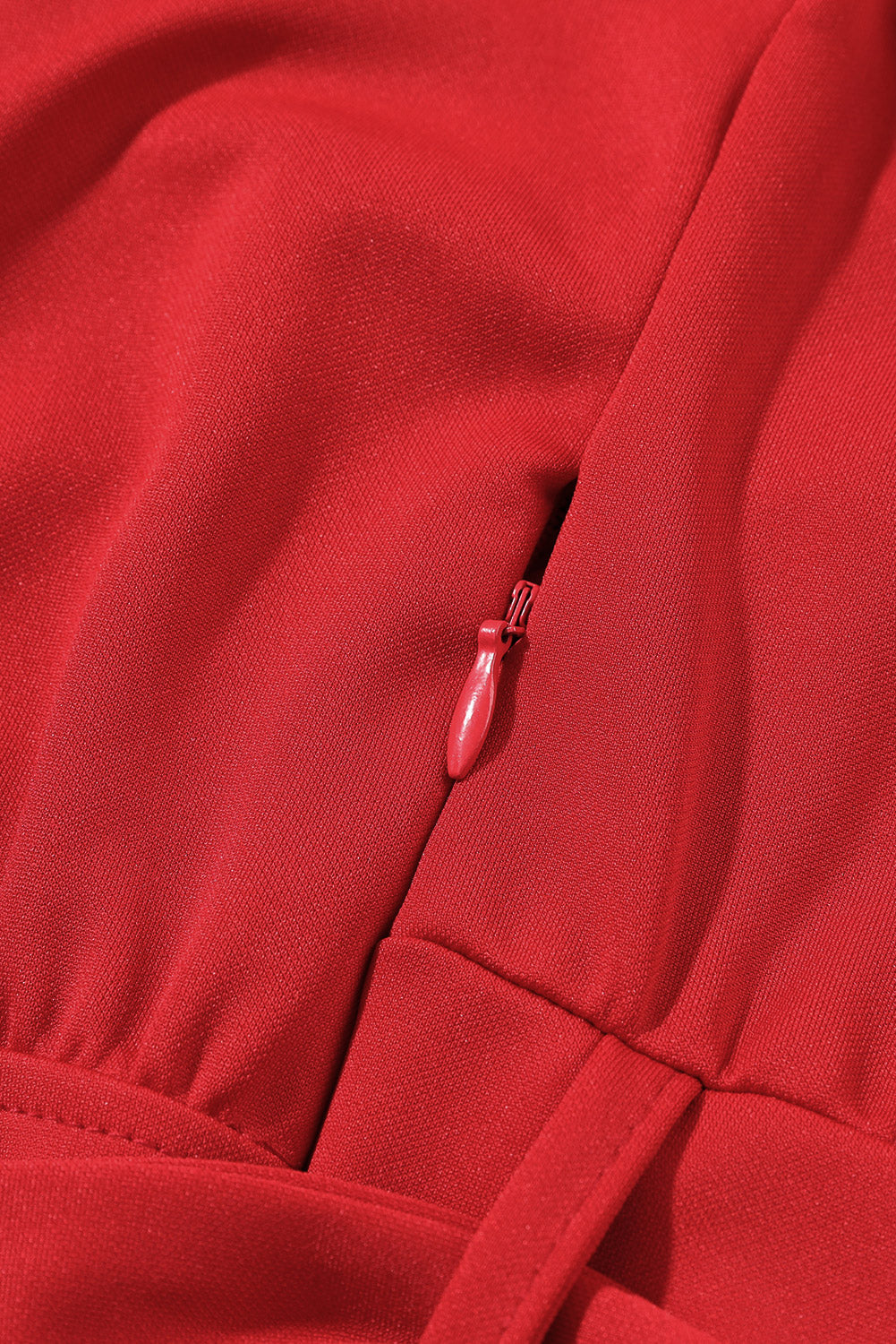 Mono de pierna ancha con cinturón en rojo intenso