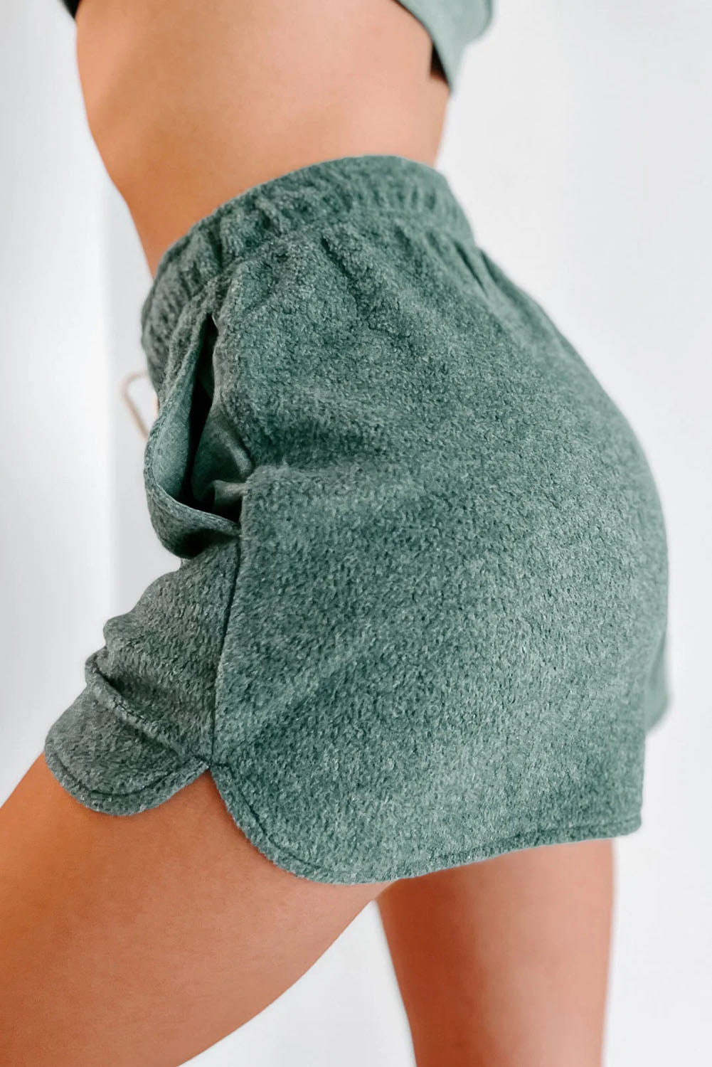 Conjunto de dos piezas de jersey corto de polar verde y pantalones cortos