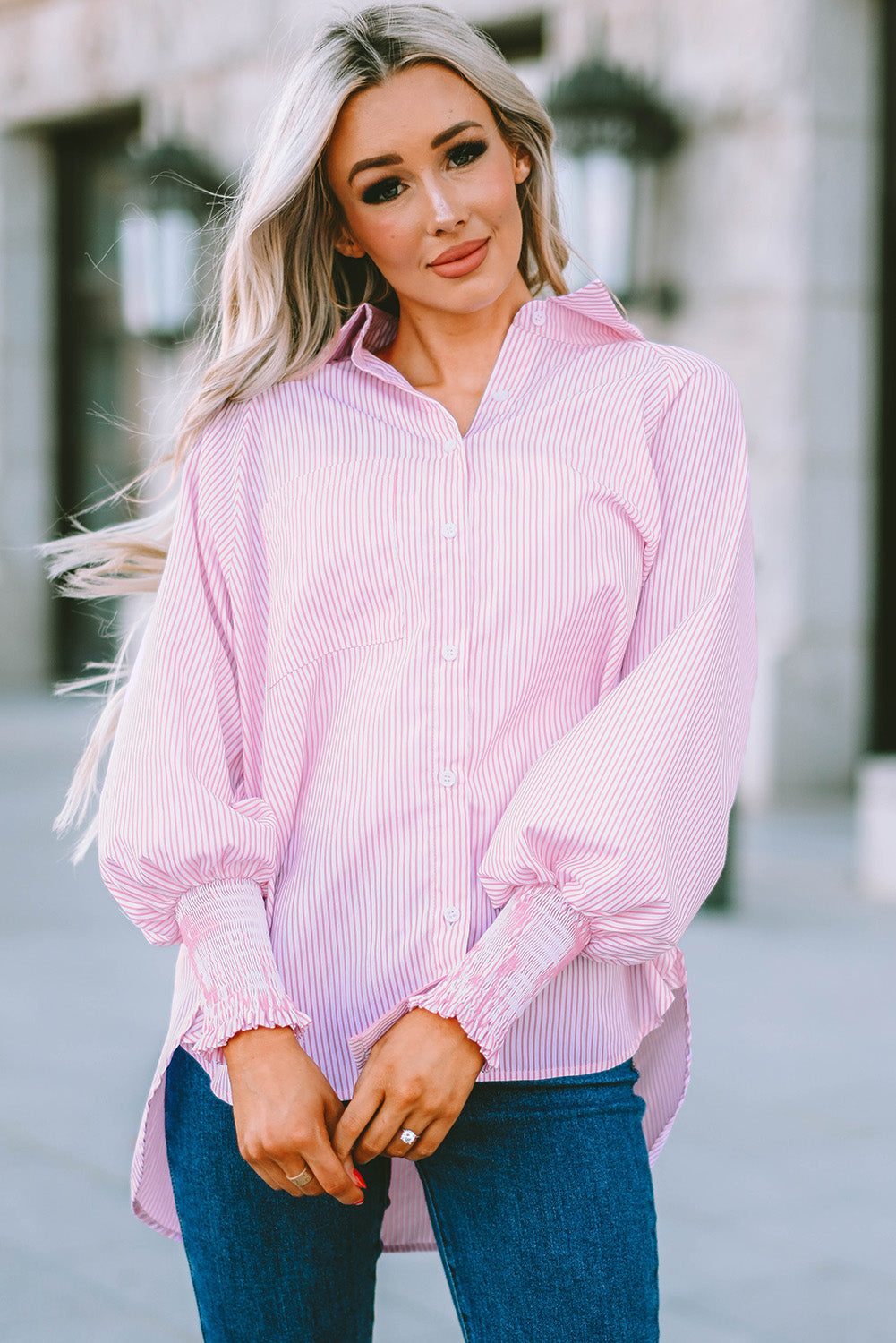 Camisa informal de rayas negras con puños fruncidos