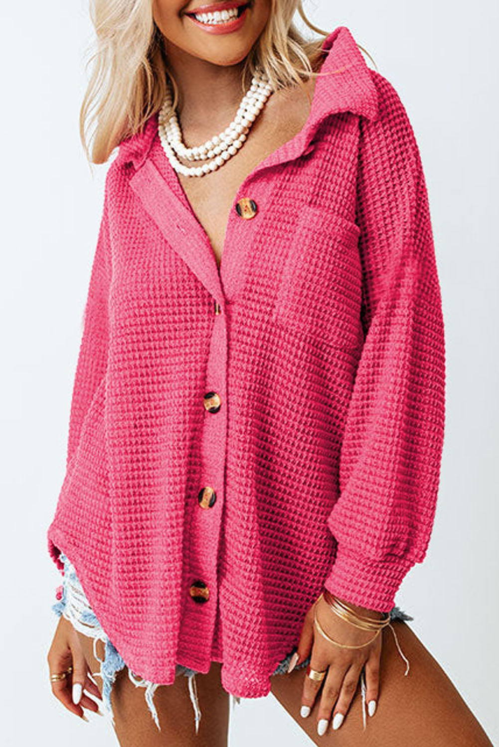 Blusa de punto gofre con botones en el frente y bolsillos de color rosa intenso