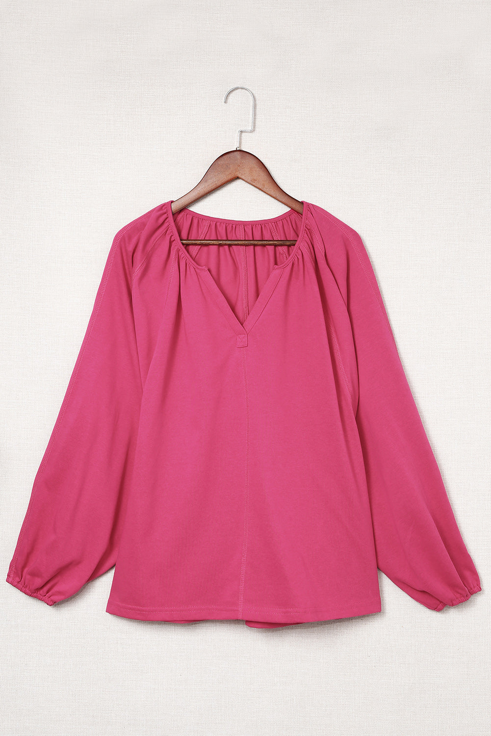 Blusa negra informal con escote en V y detalle plisado