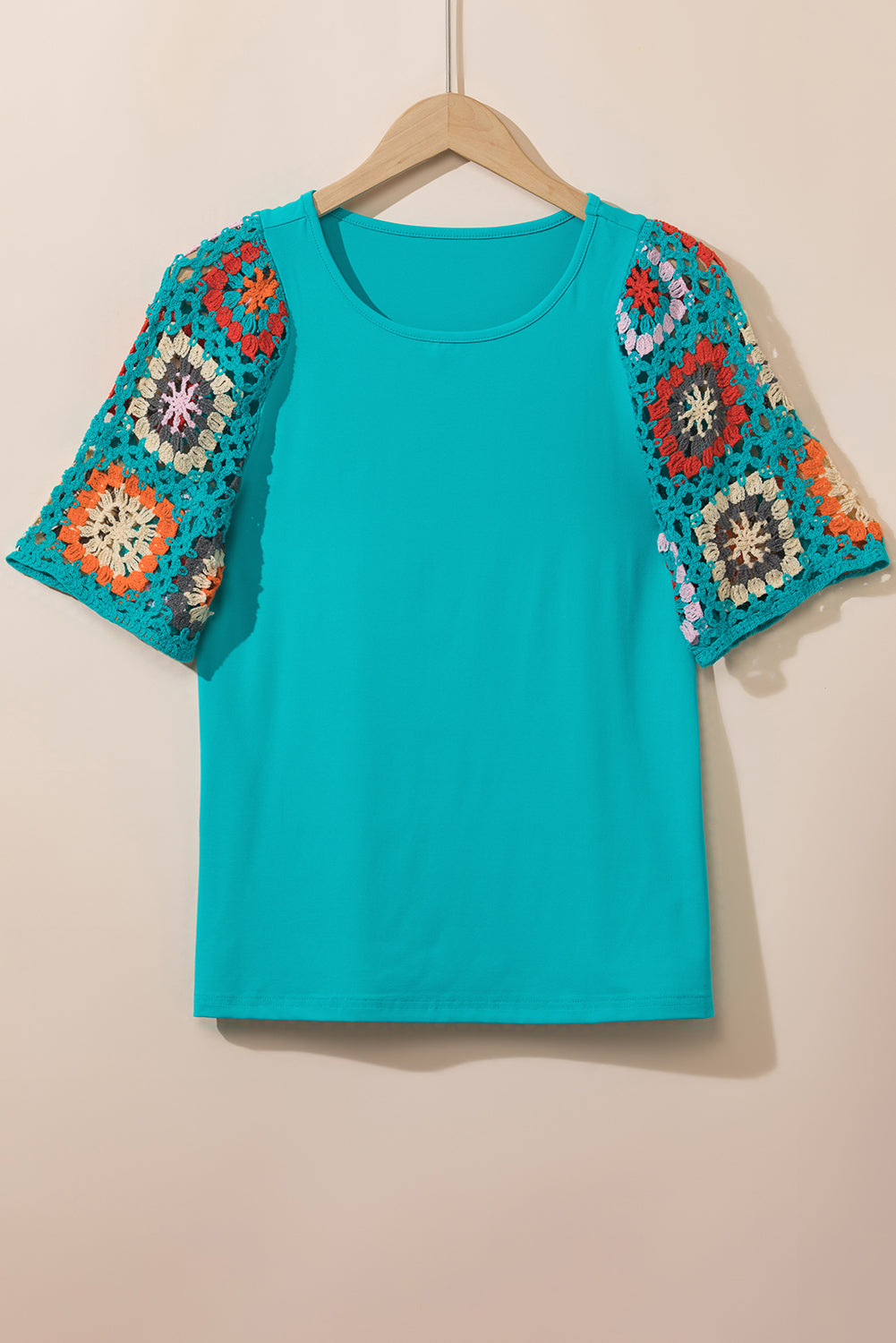 Camiseta con mangas de crochet y estampado floral ahuecado estilo boho turquesa