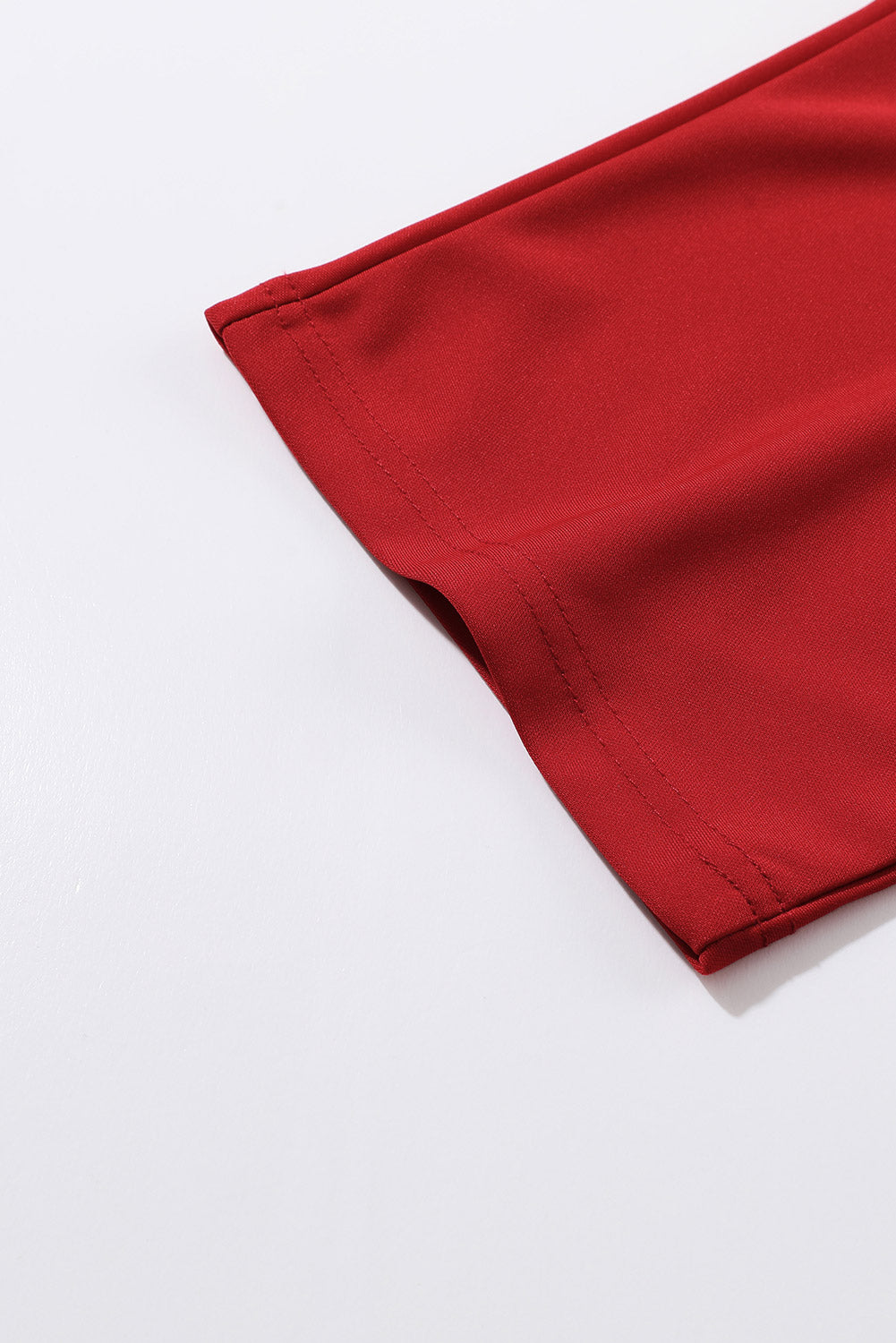 Mono de pierna ancha con cinturón en rojo intenso