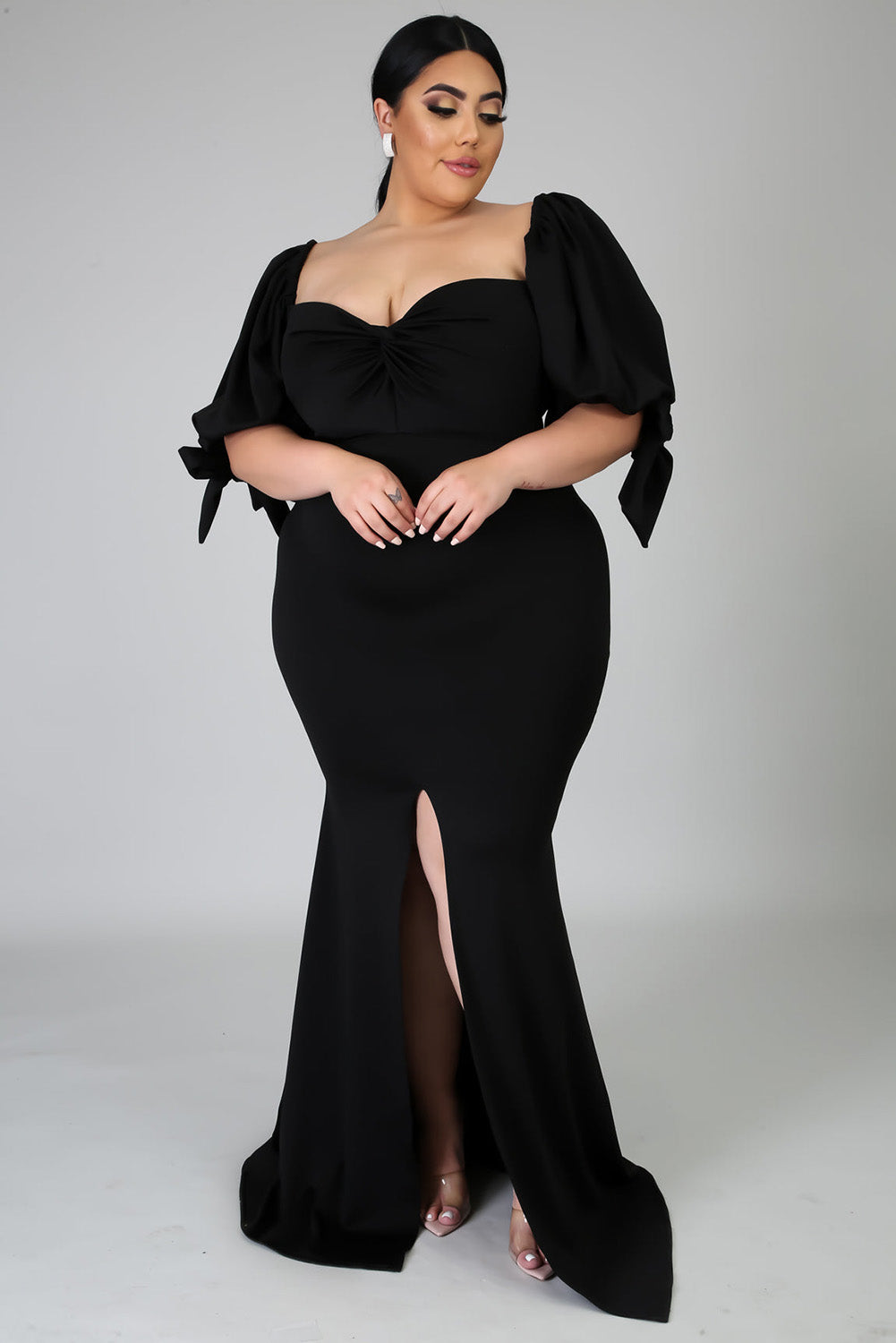 Vestido largo con abertura alta, mangas abullonadas y lazo en rosa en talla grande