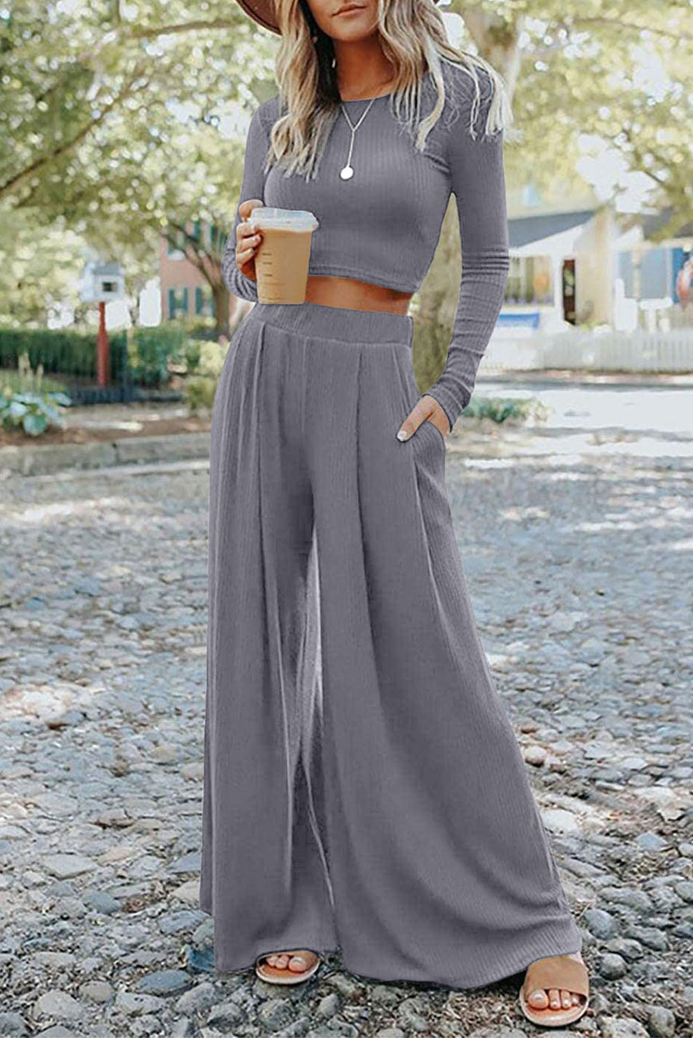 Conjunto de dos piezas de pantalón ancho y top corto de canalé liso gris