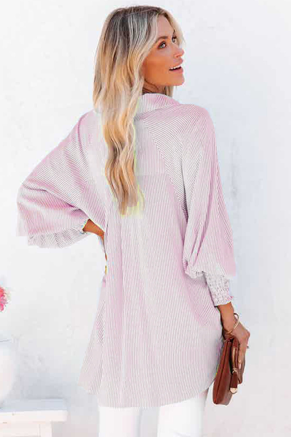 Camisa informal de rayas negras con puños fruncidos
