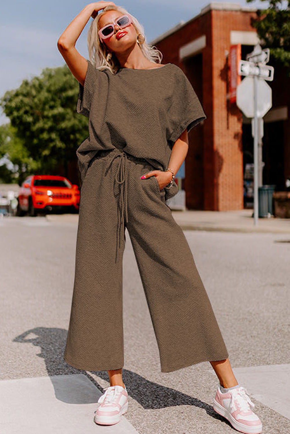 Conjunto de camiseta holgada con textura negra y pantalón con cordón