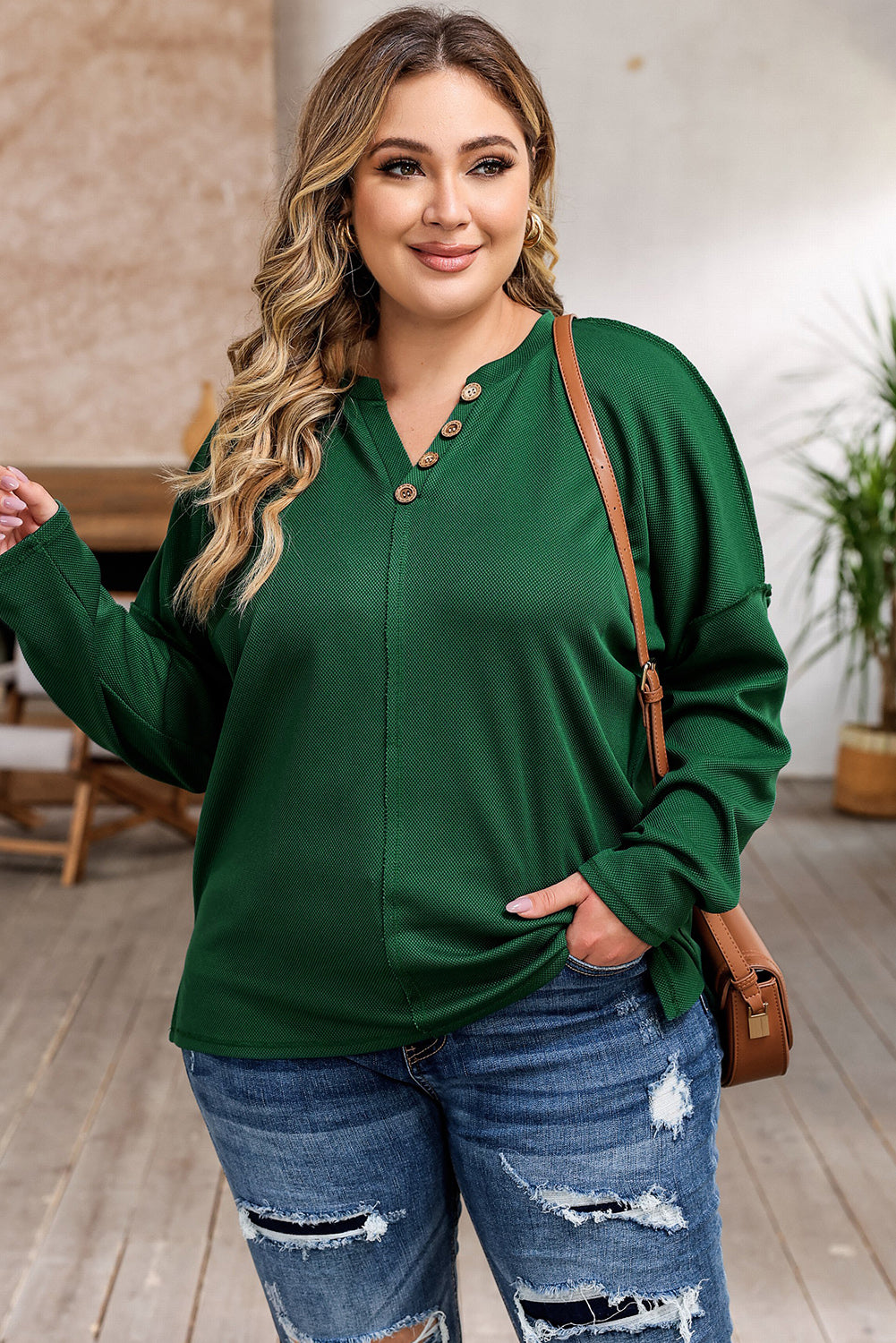 Blusa de manga larga con botones y cuello henley con costuras expuestas en color verde de talla grande 